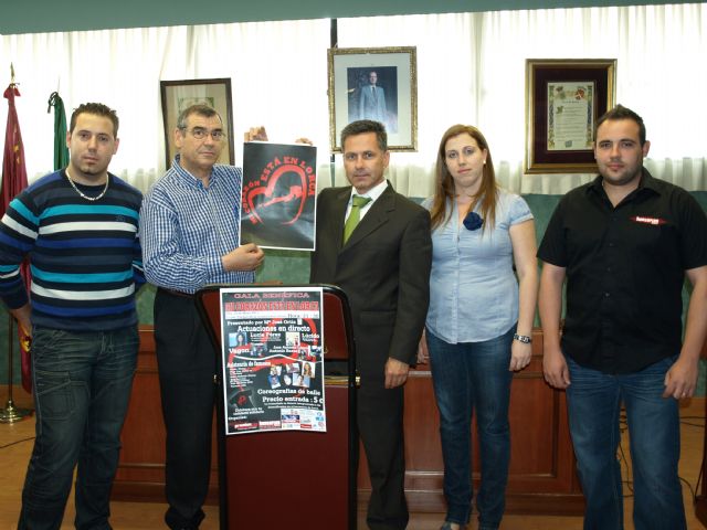 El alcalde, Manuel González (d) y el presidente de Cáritas Ceutí, Juan Francisco Gallego, sostienen el cartel con el eslogan para ayudar a Lorca