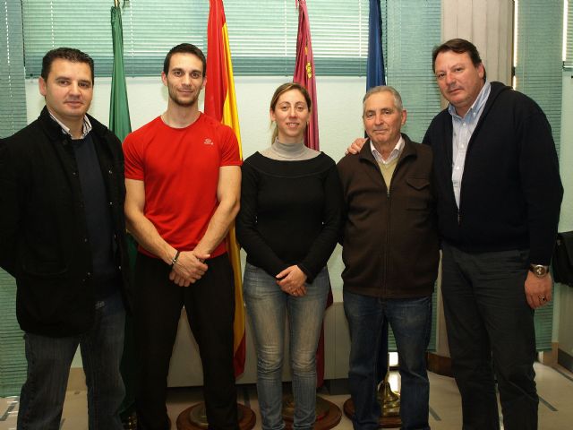 Foto, de izquierda a derecha, concejal de Deportes, Ramón López, Ana Belén Alarcón, Teodoro Campillo y alcalde