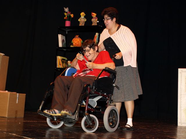  Escenas de la representación del grupo Candilejas del Centro para personas con discapacidad de Canteras