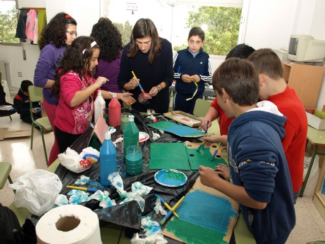 Los escolares de Ceutí reproducen las esculturas del 'Museo al aire libre' con material reciclable